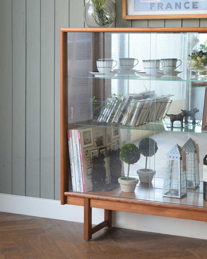 アンティークのキャビネット　アンティーク家具　turnidge社のミラー付きヴィンテージグラスキャビネット（ショーケース）。ヴィンテージ家具が醸し出すあたたかさ。(x-1274-f)