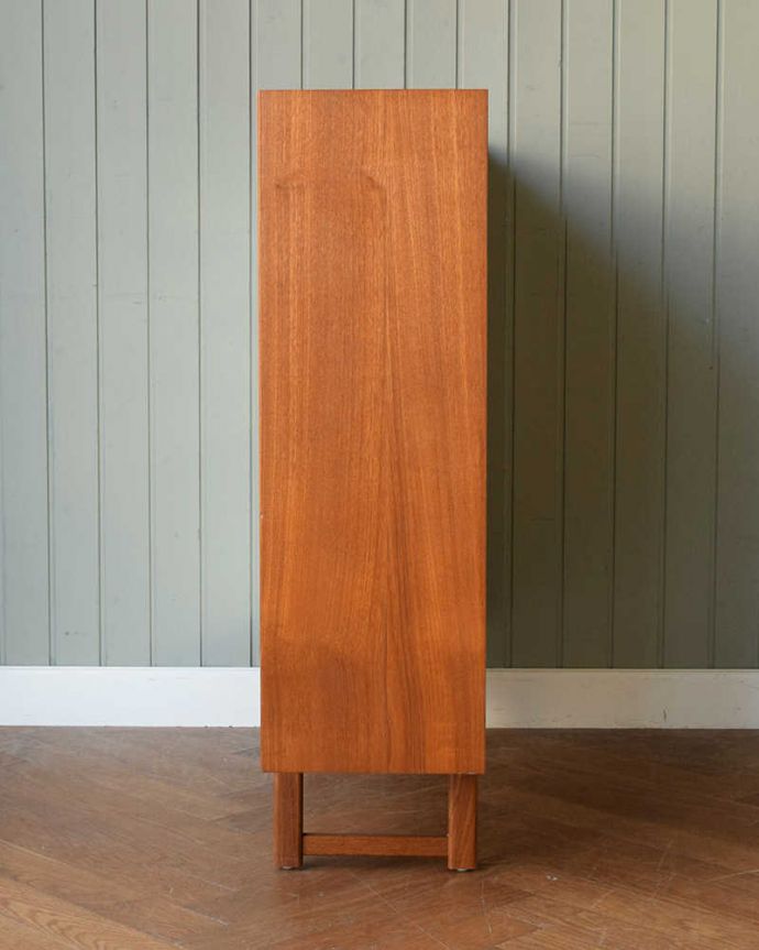 アンティークのキャビネット　アンティーク家具　turnidge社のミラー付きヴィンテージグラスキャビネット（ショーケース）。横から見てもスッキリどこから見てもスッキリとしてステキなヴィンテージ家具。(x-1274-f)