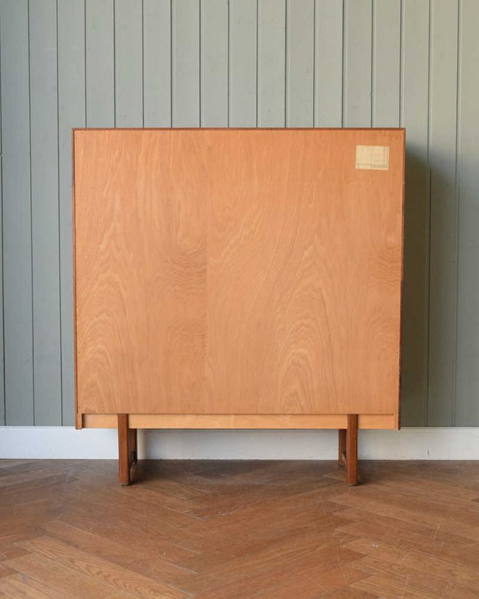 アンティークのキャビネット　アンティーク家具　turnidge社のミラー付きヴィンテージグラスキャビネット（ショーケース）。後ろ姿もキレイですビンテージは新品ではないので、もちろん経年変化によるキズはあります。(x-1274-f)