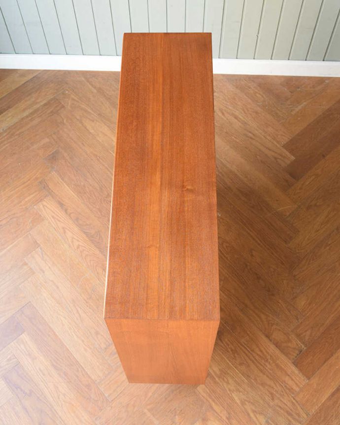 アンティークのキャビネット　アンティーク家具　turnidge社のミラー付きヴィンテージグラスキャビネット（ショーケース）。天板の塗装もキレイに仕上げましたヴィンテージの家具は修復方法が様々。(x-1274-f)