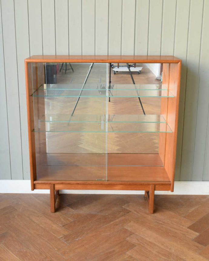 アンティークのキャビネット　アンティーク家具　turnidge社のミラー付きヴィンテージグラスキャビネット（ショーケース）。慣れ親しんだ引き戸タイプのたっぷり収納扉は日本人の私たち向けに引き戸。(x-1274-f)