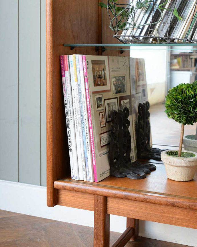 アンティークのキャビネット　アンティーク家具　turnidge社のミラー付きヴィンテージグラスキャビネット（ショーケース）。A4サイズの雑誌も収納できる優等生雑誌まで収納できる高さ！本や雑誌もたっぷり収納出来ます。(x-1274-f)