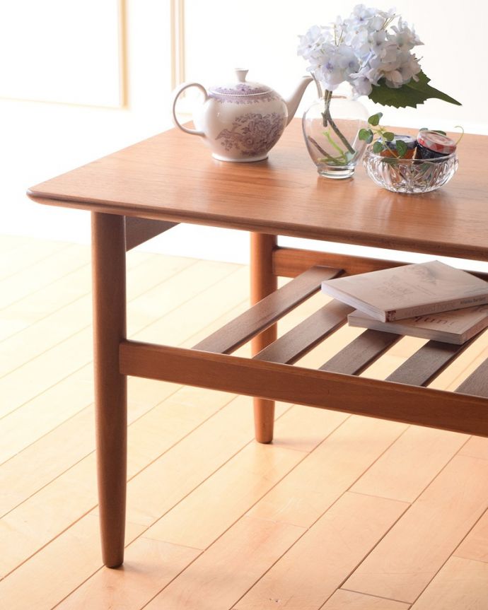 G-PLAN(Gプラン)　アンティーク家具　北欧系のヴィンテージ家具、G-planの棚が付いた便利なコーヒーテーブル 。クールな表情の中に感じられるぬくもり･･･ヴィンテージの家具は一見クールな表情。(x-1275-f)