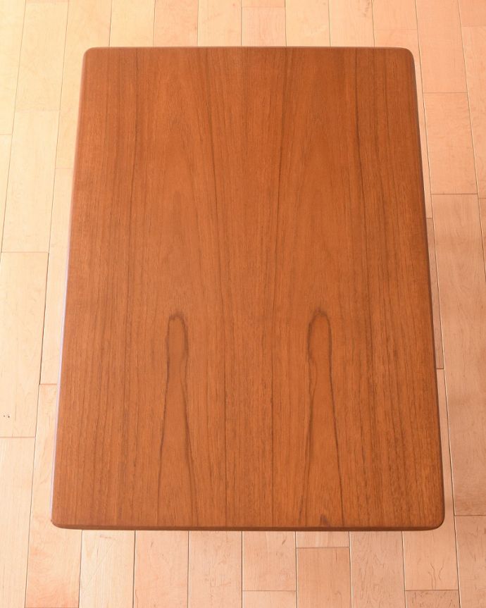 G-PLAN(Gプラン)　アンティーク家具　北欧系のヴィンテージ家具、G-planの棚が付いた便利なコーヒーテーブル 。上から見るとこんな感じ。(x-1275-f)