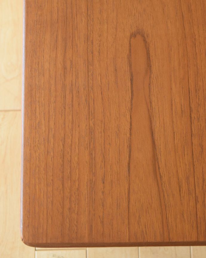 G-PLAN(Gプラン)　アンティーク家具　北欧系のヴィンテージ家具、G-planの棚が付いた便利なコーヒーテーブル 。近づいて見てみると･･･天板を近くで見て下さい。(x-1275-f)