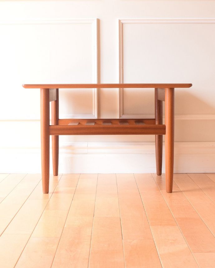 G-PLAN(Gプラン)　アンティーク家具　北欧系のヴィンテージ家具、G-planの棚が付いた便利なコーヒーテーブル 。360度、どこから見てもカッコいい！アンティークは新品ではないので、もちろん経年変化によるキズはありますが、専門の職人がしっかりお直しをしているので、どの角度から見てもキレイです。(x-1275-f)