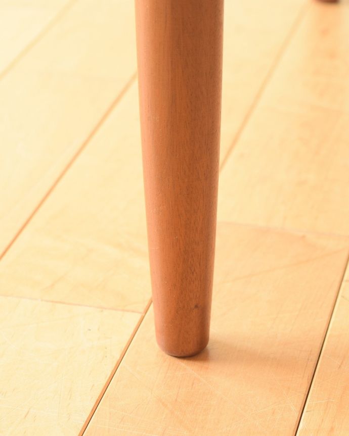 G-PLAN(Gプラン)　アンティーク家具　北欧系のヴィンテージ家具、G-planの棚が付いた便利なコーヒーテーブル 。持ち上げなくても移動できます！Handleのアンティークは、脚の裏にフェルトキーパーをお付けしていますので、床を滑らせてれば移動が簡単です。(x-1275-f)