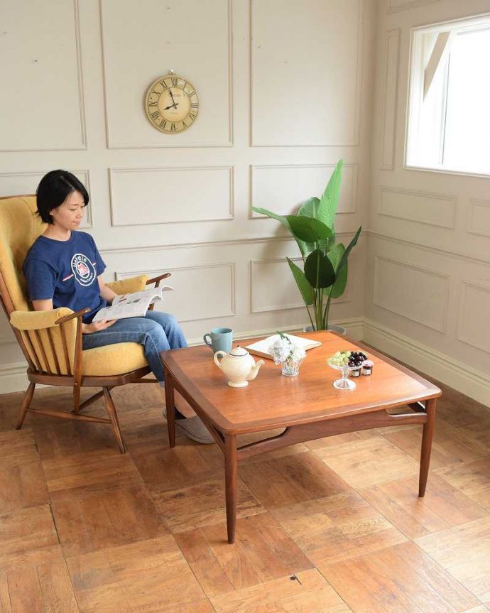 G-PLAN(Gプラン) アンティーク家具 G-PLAN社の北欧インテリア、正方形のヴィンテージコーヒーテーブル(センターテーブル)。スマートなカッコよさが人気のヒミツ北欧デザインのコーヒーテーブルは見た目のカッコよさと、どんなお部屋にも似合っちゃうシンプルなデザインが人気です。(x-1276-f)