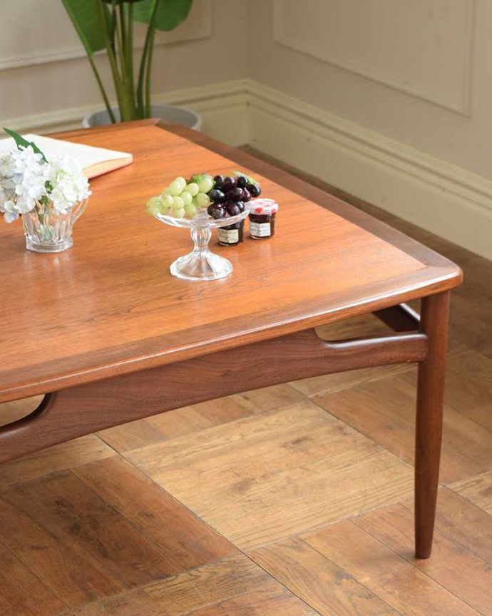 G-PLAN(Gプラン) アンティーク家具 G-PLAN社の北欧インテリア、正方形のヴィンテージコーヒーテーブル(センターテーブル)。クールな表情の中に感じられるぬくもり・・・ヴィンテージの家具は一見クールな表情。(x-1276-f)