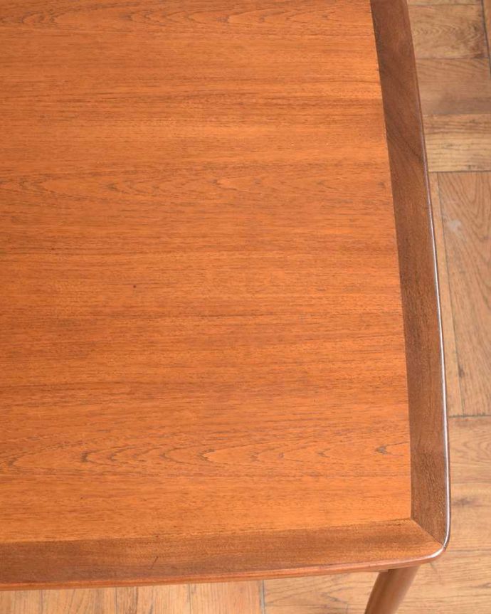 G-PLAN(Gプラン) アンティーク家具 G-PLAN社の北欧インテリア、正方形のヴィンテージコーヒーテーブル(センターテーブル)。近づいて見てみると・・・天板を近くで見て下さい。(x-1276-f)