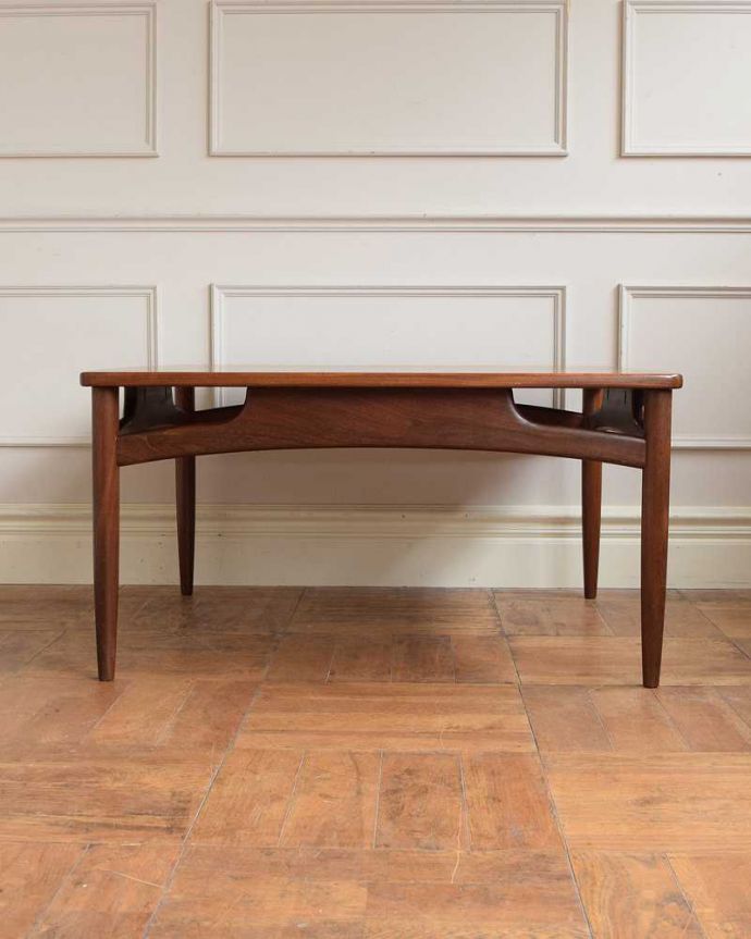 G-PLAN(Gプラン) アンティーク家具 G-PLAN社の北欧インテリア、正方形のヴィンテージコーヒーテーブル(センターテーブル)。360度、どこから見てもカッコいい!アンティークは新品ではないので、もちろん経年変化によるキズはありますが、専門の職人がしっかりお直しをしているので、どの角度から見てもキレイです。(x-1276-f)