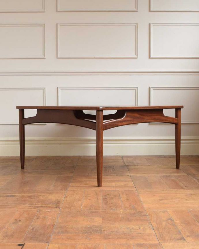 G-PLAN(Gプラン) アンティーク家具 G-PLAN社の北欧インテリア、正方形のヴィンテージコーヒーテーブル(センターテーブル)。横から見てみてもカッコいい!北欧スタイルのテーブルは、横から見てもやっぱりスマートでカッコいいんです。(x-1276-f)