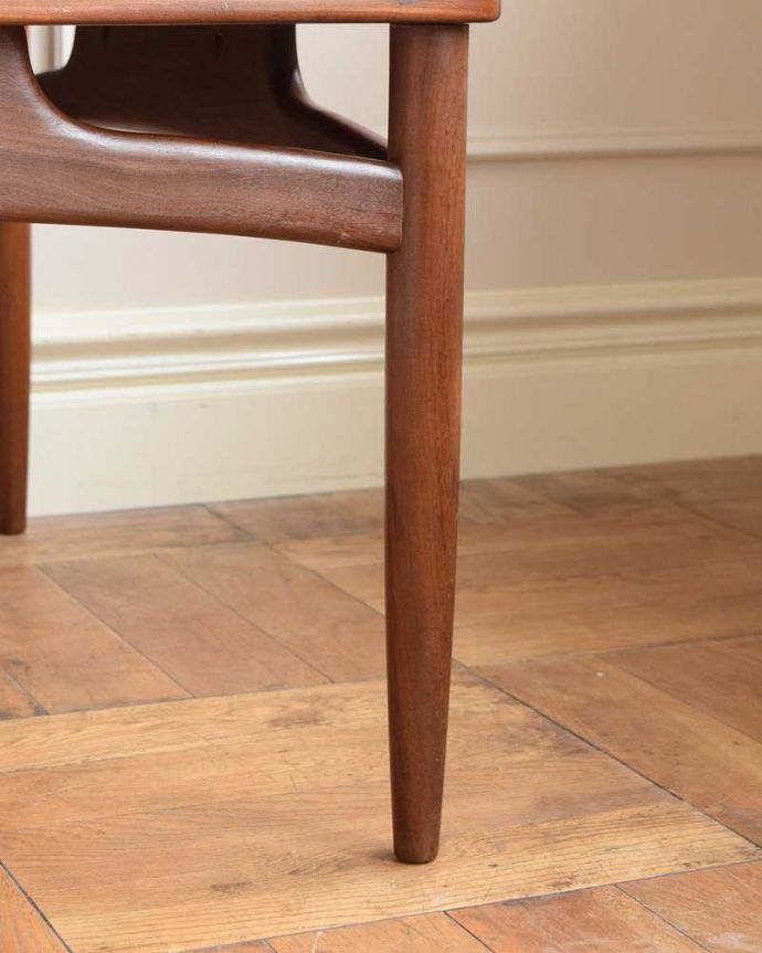 G-PLAN(Gプラン) アンティーク家具 G-PLAN社の北欧インテリア、正方形のヴィンテージコーヒーテーブル(センターテーブル)。持ち上げなくても移動できます!Handleのアンティークは、脚の裏にフェルトキーパーをお付けしていますので、床を滑らせてれば移動が簡単です。(x-1276-f)