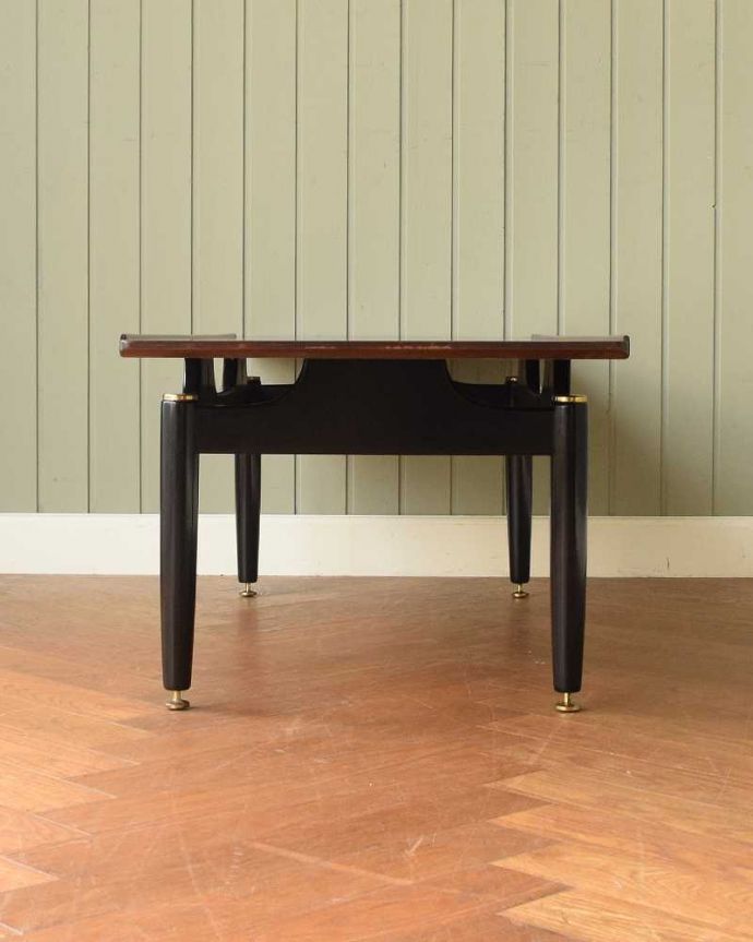 G-PLAN(Gプラン)　アンティーク家具　トラー＆ブラック（Tola＆Black）のヴィンテージ家具、G-planのコーヒーテーブル。横から見てみてもカッコいい！北欧スタイルのテーブルは、横から見てもやっぱりスマートでカッコいいんです。(x-1277-f)