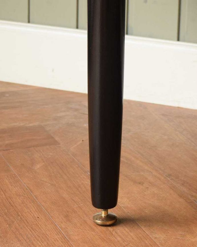 G-PLAN(Gプラン)　アンティーク家具　トラー＆ブラック（Tola＆Black）のヴィンテージ家具、G-planのコーヒーテーブル。持ち上げなくても移動できます！Handleのアンティークは、脚の裏にフェルトキーパーをお付けしていますので、床を滑らせてれば移動が簡単です。(x-1277-f)