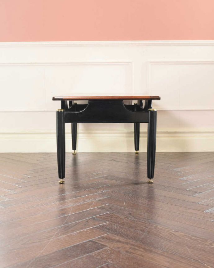 G-PLAN(Gプラン)　アンティーク家具　トラー＆ブラック（Tola＆Black）のヴィンテージ家具、G-planのコーヒーテーブル。360度、どこから見てもカッコいい！アンティークは新品ではないので、もちろん経年変化によるキズはありますが、専門の職人がしっかりお直しをしているので、どの角度から見てもキレイです。(x-1278-f)