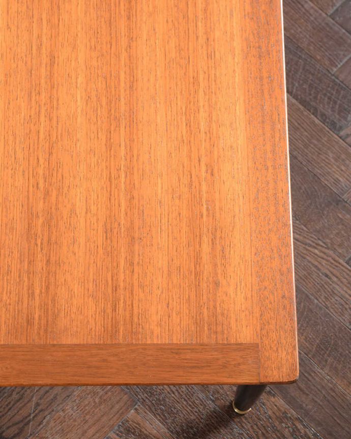 G-PLAN(Gプラン)　アンティーク家具　トラー＆ブラック（Tola＆Black）のヴィンテージ家具、G-planのコーヒーテーブル。近づいて見てみると･･･天板を近くで見て下さい。(x-1278-f)