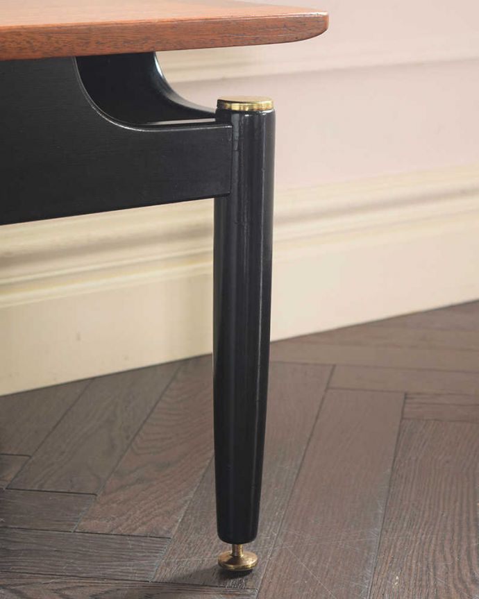 G-PLAN(Gプラン)　アンティーク家具　トラー＆ブラック（Tola＆Black）のヴィンテージ家具、G-planのコーヒーテーブル。持ち上げなくても移動できます！Handleのアンティークは、脚の裏にフェルトキーパーをお付けしていますので、床を滑らせてれば移動が簡単です。(x-1278-f)