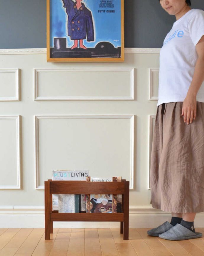 マガジンラック　アンティーク家具　北欧スタイルのお洒落なヴィンテージマガジンラック。使いやすさNo.1！みんなが使える便利なアンティークどこのお家でも使っているマガジンラックも、アンティークだとデザインが素敵だから散らかっている雑誌もオシャレに収納出来ちゃうんです。(x-1279-f)