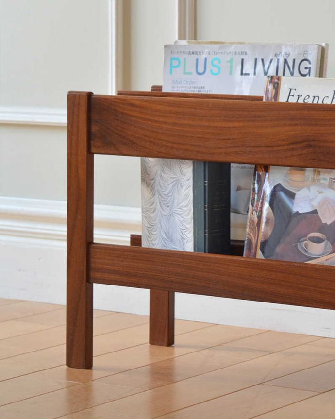 マガジンラック　アンティーク家具　北欧スタイルのお洒落なヴィンテージマガジンラック。ちょっと置いておきたい…をキレイに収納新聞や雑誌など、ついついテーブルの上に置いてしまって雑多に見えるものが、コレさえあればキレイに収納出来てお部屋もスッキリ見えるんです。(x-1279-f)