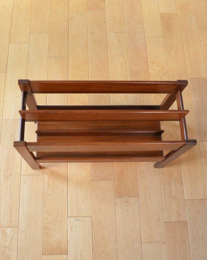 マガジンラック　アンティーク家具　北欧スタイルのお洒落なヴィンテージマガジンラック。雑誌を入れる部分もキレイに修復しましたアンティークは新品ではないので経年変化によるキズはありますが、専門の職人がキレイにお直ししました。(x-1279-f)