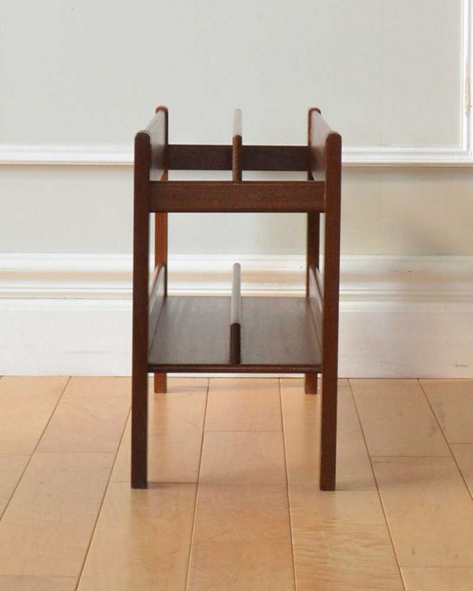 マガジンラック　アンティーク家具　北欧スタイルのお洒落なヴィンテージマガジンラック。横から見てもキレイです360度、どの角度から見てもキレイに仕上がっています。(x-1279-f)