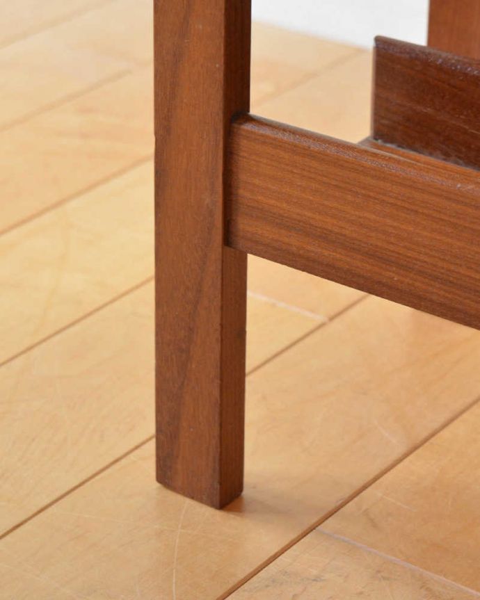 マガジンラック　アンティーク家具　北欧スタイルのお洒落なヴィンテージマガジンラック。持ち上げなくても移動ラクラクHandleのアンティーク家具の足の裏にはフェルトキーパーをお付けしています。(x-1279-f)