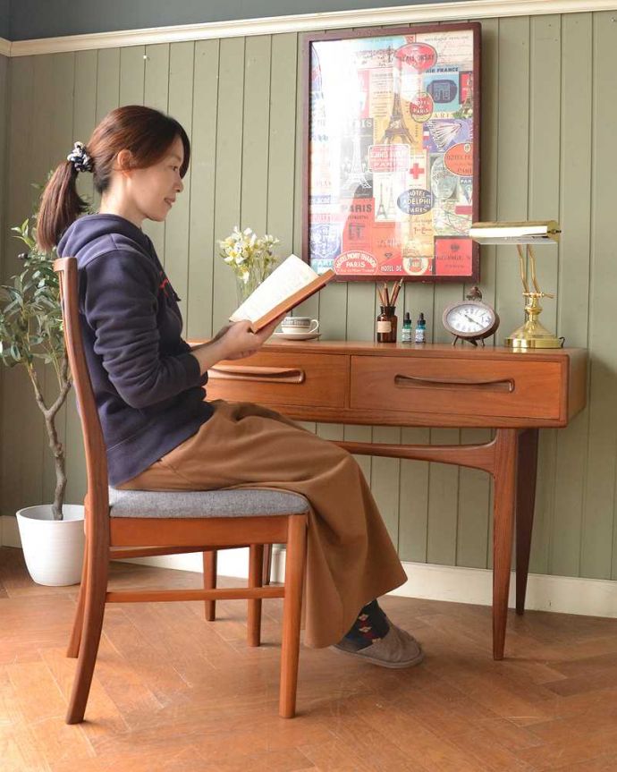 G-PLAN(Gプラン)　アンティーク家具　イギリスで見つけた北欧スタイルのG-planフレスコのヴィンテージデスク。仕事の時間も、自分だけの時間も･･･ここに座るだけで、なんだか仕事が出来る自分になった気分。(x-1280-f)