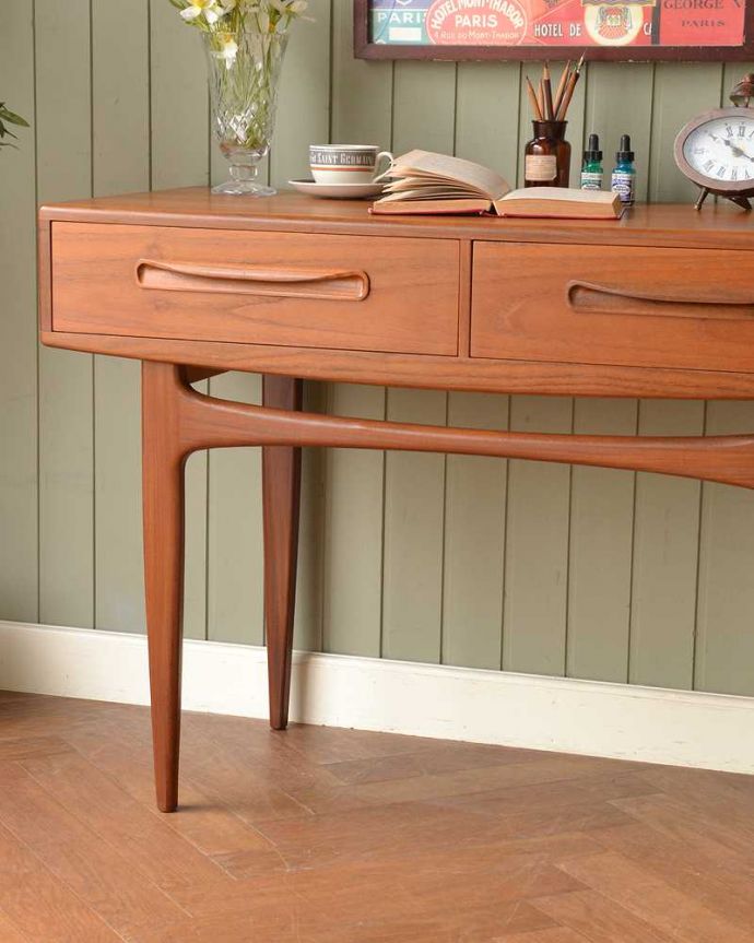 G-PLAN(Gプラン)　アンティーク家具　イギリスで見つけた北欧スタイルのG-planフレスコのヴィンテージデスク。どこに置いてもカッコよく似合います。(x-1280-f)