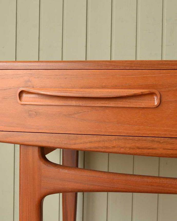 G-PLAN(Gプラン)　アンティーク家具　イギリスで見つけた北欧スタイルのG-planフレスコのヴィンテージデスク。デザインの一部になっている取っ手取っ手のデザインもシンプルかつ機能的に。(x-1280-f)