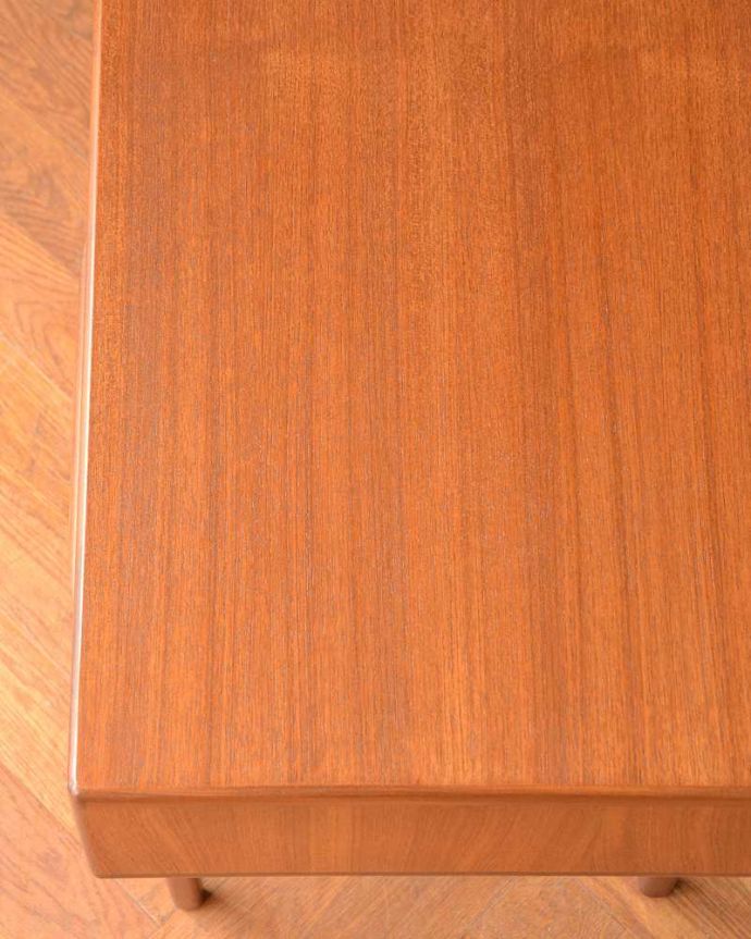 G-PLAN(Gプラン)　アンティーク家具　イギリスで見つけた北欧スタイルのG-planフレスコのヴィンテージデスク。天板を近くで見てみると･･･デスクは天板を使う家具なので、塗装もキレイに修復しました。(x-1280-f)