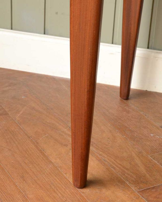 G-PLAN(Gプラン)　アンティーク家具　イギリスで見つけた北欧スタイルのG-planフレスコのヴィンテージデスク。女性1人でラクラク運べちゃう仕掛けHandleのアンティークは、脚の裏にフェルトキーパーをお付けしています。(x-1280-f)