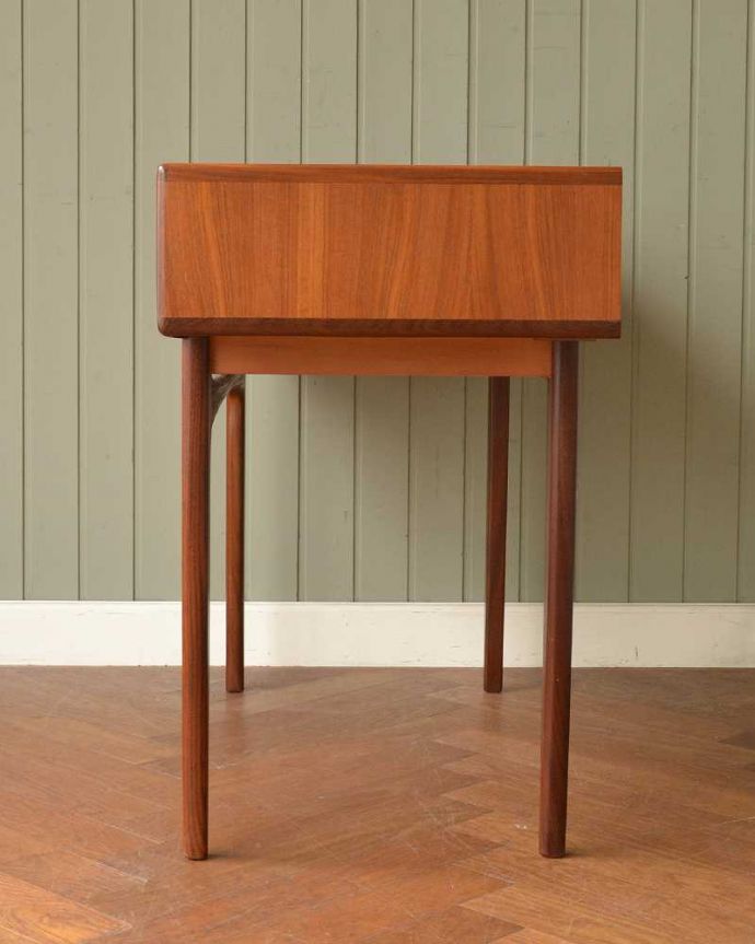 G-PLAN(Gプラン)　アンティーク家具　イギリスで見つけた北欧スタイルのG-planフレスコのヴィンテージデスク。横顔もカッコイイ！北欧スタイルの家具は、横顔もクール。(x-1280-f)