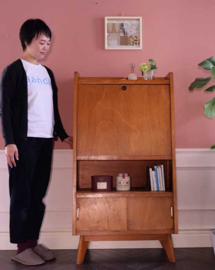 アンティークのキャビネット アンティーク家具 北欧スタイルのシンプルなヴィンテージビューロー(デスク)。スッキリとした立ち姿がカッコいい北欧スタイルの家具カッコいいお部屋を作りたい方におススメの北欧デザインの家具。(x-1281-f)