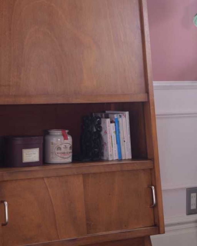 アンティークのキャビネット アンティーク家具 北欧スタイルのシンプルなヴィンテージビューロー(デスク)。扉の木目から伝わるあたたかさヴィンテージ家具らしいクールなデザイン。(x-1281-f)