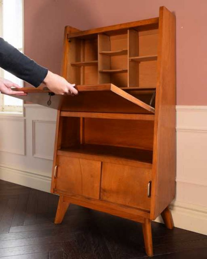 アンティークのキャビネット アンティーク家具 北欧スタイルのシンプルなヴィンテージビューロー(デスク)。隠れた仕掛けがあります引っ張り出すだけでデスクになっちゃう優れもの。(x-1281-f)