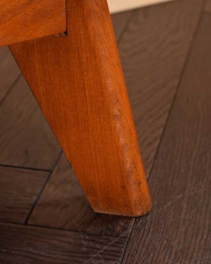 アンティークのキャビネット アンティーク家具 北欧スタイルのシンプルなヴィンテージビューロー(デスク)。スッキリとした脚の裏には…運びやすいようHandleのヴィンテージ家具の脚の裏にはフェルトキーパーをお付けしています。(x-1281-f)