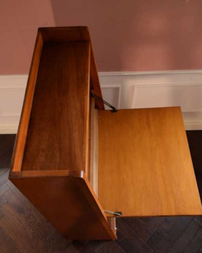 アンティークのキャビネット アンティーク家具 北欧スタイルのシンプルなヴィンテージビューロー(デスク)。天板の塗装もキレイに仕上げましたヴィンテージの家具は年代が若いので修復方法も様々。(x-1281-f)