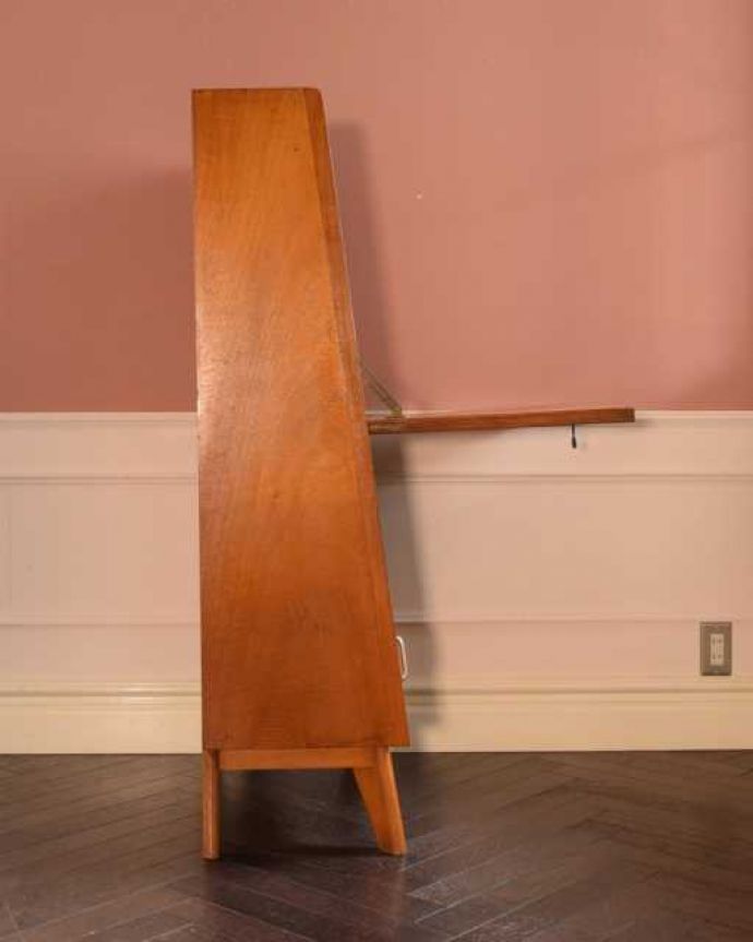 アンティークのキャビネット アンティーク家具 北欧スタイルのシンプルなヴィンテージビューロー(デスク)。横から見てもスッキリデザインスッキリとカッコいいヴィンテージ家具は、横から見た姿もスッキリ!風合いだけ残してキレイに修復しました。(x-1281-f)