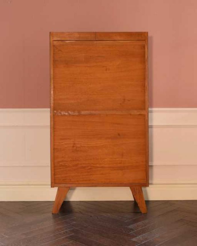 アンティークのキャビネット アンティーク家具 北欧スタイルのシンプルなヴィンテージビューロー(デスク)。もちろん後ろ姿もキレイですビンテージは新品ではないので、もちろん経年変化によるキズはありますが、アンティーク専門の職人がしっかり修復したので後ろ姿もキレイです。(x-1281-f)