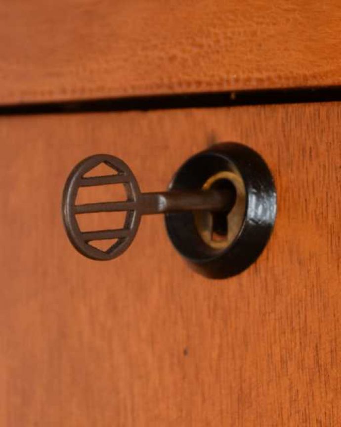 アンティークのキャビネット アンティーク家具 北欧スタイルのシンプルなヴィンテージビューロー(デスク)。ビューロー部分もカギで開け閉めデスクになる扉もカギで開け閉め出来るから、クルっと回す度になんだかワクワクしちゃうんです。(x-1281-f)