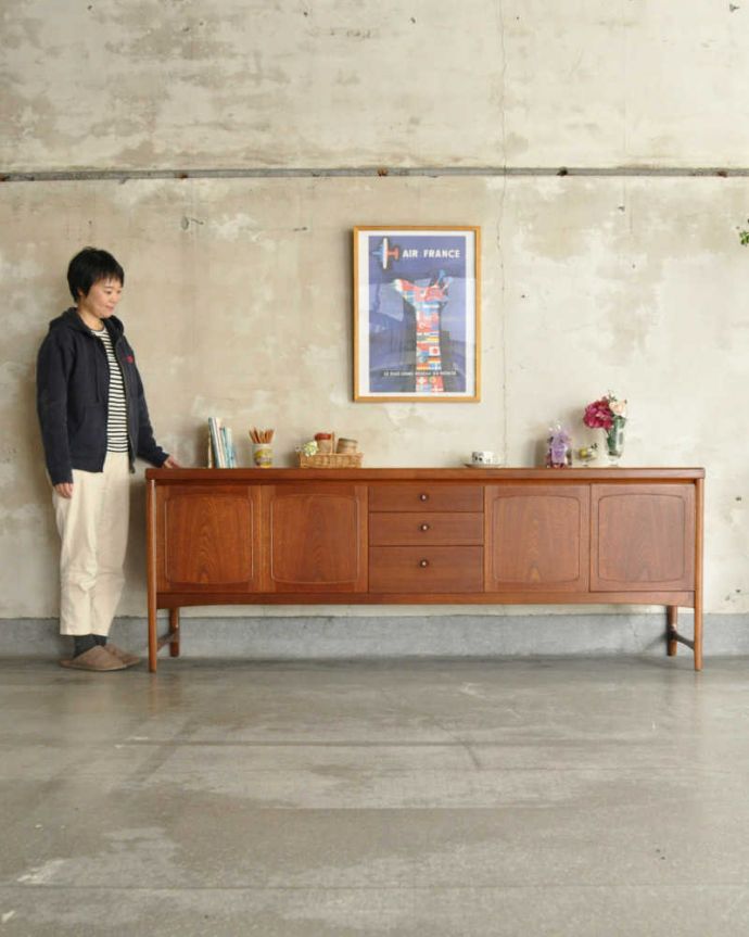 アンティークのキャビネット　アンティーク家具　北欧スタイルのお部屋にピッタリのビンテージ家具、ネイサン社のサイドボード。人気のヒミツは北欧スタイルのデザインやっぱりスッキリとカッコイイ北欧デザインが人気のサイドボード。(x-1282-f)