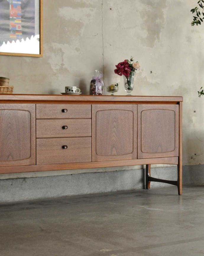 アンティークのキャビネット　アンティーク家具　北欧スタイルのお部屋にピッタリのビンテージ家具、ネイサン社のサイドボード。ヴィンテージ家具らしいあたたかさ。(x-1282-f)