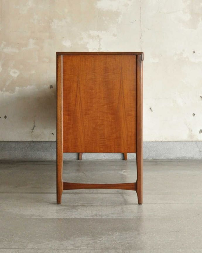 アンティークのキャビネット　アンティーク家具　北欧スタイルのお部屋にピッタリのビンテージ家具、ネイサン社のサイドボード。横から見てもスッキリどこから見てもスッキリとしてステキなヴィンテージ。(x-1282-f)