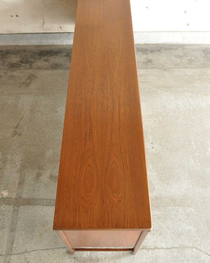 アンティークのキャビネット　アンティーク家具　北欧スタイルのお部屋にピッタリのビンテージ家具、ネイサン社のサイドボード。天板の塗装もキレイに仕上げましたヴィンテージの家具は修復方法が様々。(x-1282-f)