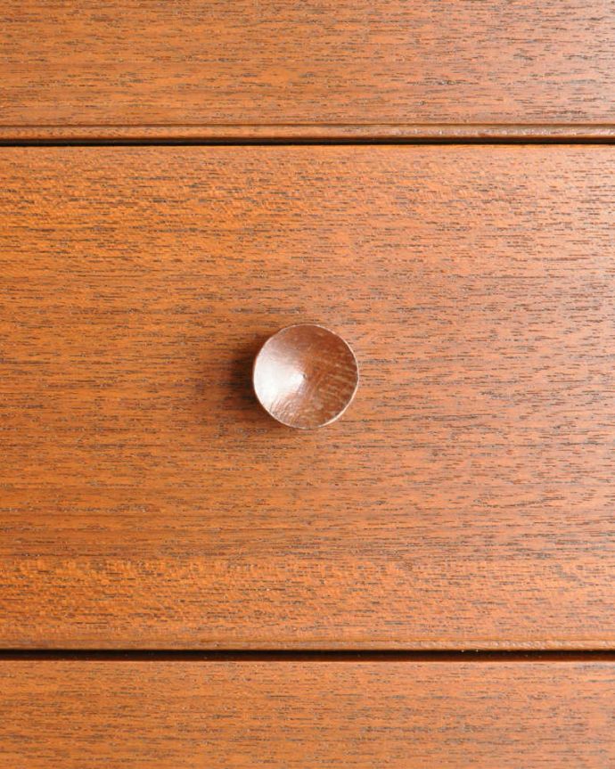 アンティークのキャビネット　アンティーク家具　北欧スタイルのお部屋にピッタリのビンテージ家具、ネイサン社のサイドボード。デザインの一部になっている取っ手取っ手のデザインもシンプルかつ機能的に。(x-1282-f)