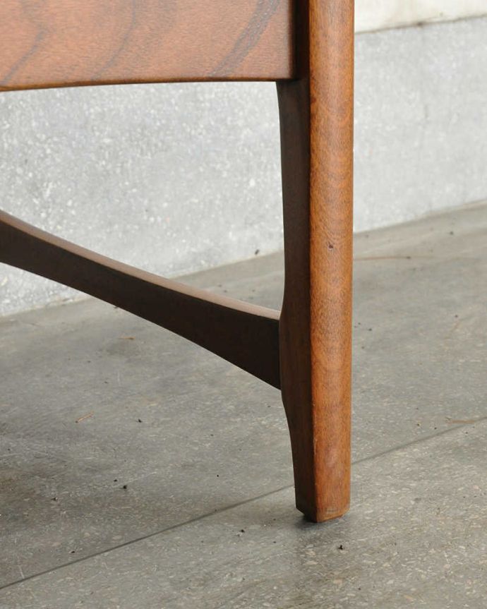 アンティークのキャビネット　アンティーク家具　北欧スタイルのお部屋にピッタリのビンテージ家具、ネイサン社のサイドボード。スッキリとした脚の裏には…Handleの家具の脚裏にはフェルトキーパーをお付けしています。(x-1282-f)