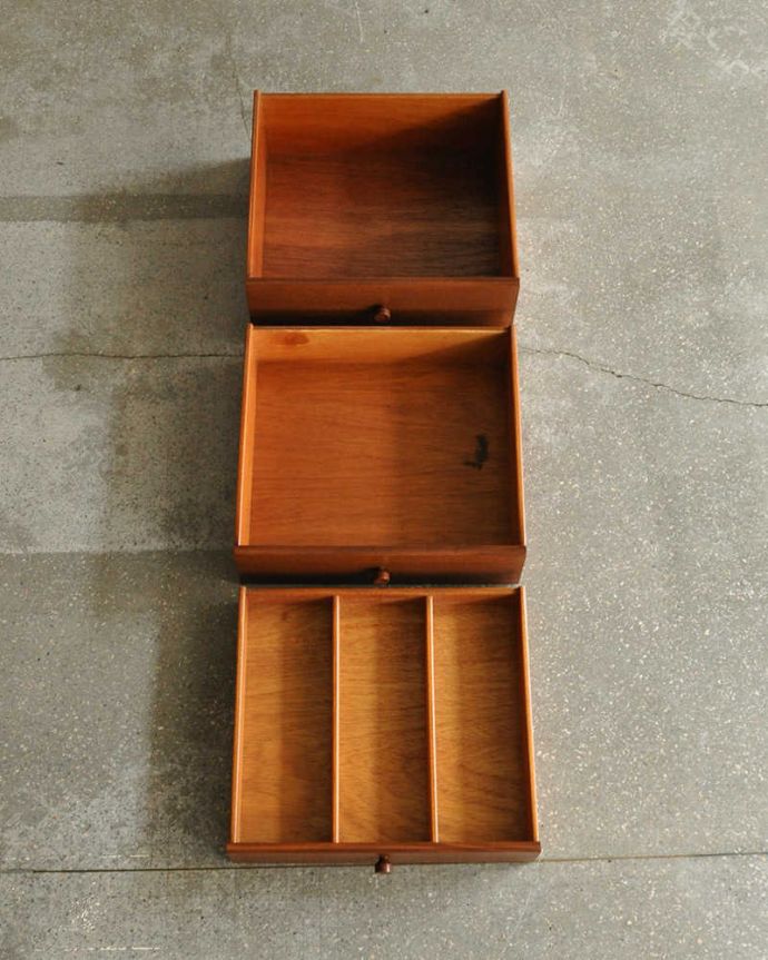 アンティークのキャビネット　アンティーク家具　北欧スタイルのお部屋にピッタリのビンテージ家具、ネイサン社のサイドボード。キレイにお直ししました引き出しの中も修復の際、専門の職人がキレイにしました。(x-1282-f)