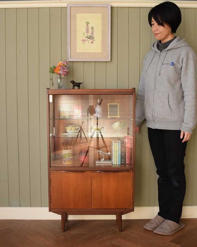 アンティークのキャビネット　アンティーク家具　本棚や飾り棚に使えるヴィンテージ家具、引き戸タイプのガラスキャビネット。シンプルな中に感じられるあたたかさスッキリとカッコイイ雰囲気が人気の北欧スタイルのキャビネット。(x-1283-f)