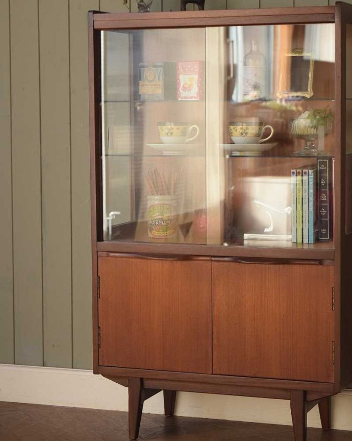 アンティークのキャビネット　アンティーク家具　本棚や飾り棚に使えるヴィンテージ家具、引き戸タイプのガラスキャビネット。ヴィンテージ家具が醸し出すあたたかさ。(x-1283-f)